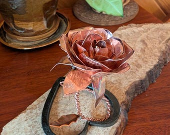 Rosa de cobre con corazón forjado a mano