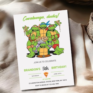 Può includere: Un biglietto d'invito bianco con la scritta "Cowabunga, dudes!" e una grafica delle Tartarughe Ninja. L'invito è per il 5° compleanno di Brandon, con data e ora indicate. La carta include anche un RSVP.