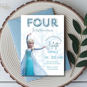 Pode incluir: Um convite de aniversário com a personagem Elsa do filme Frozen. O convite tem a palavra "FOUR" em letras azuis de bolhas, o texto "The first time in forever" e detalhes para uma festa que celebra o 4º aniversário de Juliette.