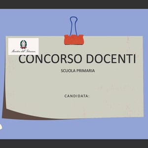 Può includere: Uno sfondo azzurro chiaro con un foglio bianco con il testo "CONCORSO DOCENTI" e "SCUOLA PRIMARIA" in testo nero. Il foglio è attaccato a una graffetta rossa. Ci sono vari fermagli e matite colorate sullo sfondo.