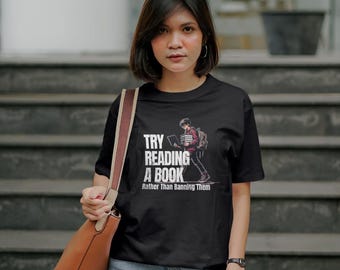 Camiseta "Intenta leer un libro en lugar de prohibirlo". Camiseta unisex para amantes de los libros, regalo para entusiastas literarios, camiseta de libros prohibidos, camiseta para lectores de novelas.
