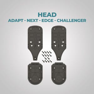 Può includere: Una vista dall'alto di quattro parti nere di attacchi da sci e un set di piccole viti. La parola "HEAD" è visualizzata in turchese sopra i componenti, con "ADAPT - NEXT - EDGE - CHALLENGER" sotto.