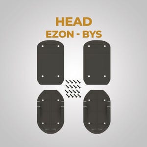 Può includere: Vista dall'alto di quattro piastre di attacco per sci grigio scuro e un set di viti. Le piastre sono rettangolari e ovali, con fori preforati per il montaggio. Il testo "HEAD EZON - BYS" è stampato in oro.