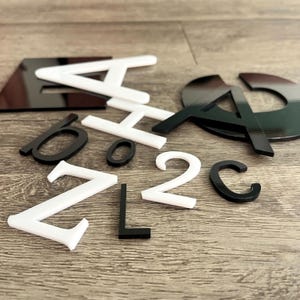 Letras e números de acrílico preto ou branco adesivos – Placa de nome personalizada | Alfabeto cortado a laser | Decoração de parede | Letras de acrílico | Letra autoadesiva