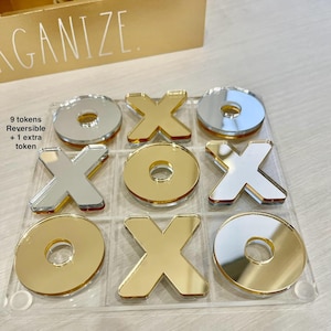 Acryl boter-kaas-en-eieren-spel: omkeerbare goud/zilveren tokens, modern decor
