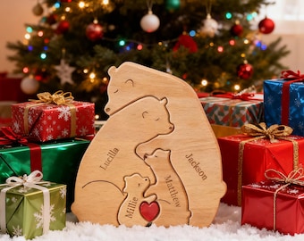 Rompecabezas de madera personalizado con familia de osos. Rompecabezas personalizado con nombre de familia grabado. Rompecabezas para padres y bebés. Rompecabezas de madera con nombre de familia de osos abrazados.