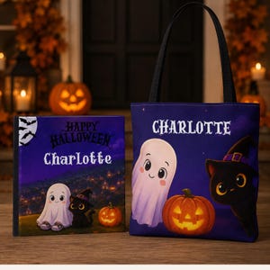 Może przedstawiać: Kwadratowa książka i torba typu tote z fioletową ilustracją o tematyce Halloween. Oba przedmioty zawierają imię Charlotte, białego ducha, czarnego kota w kapeluszu czarownicy oraz dynię. Torba posiada dwa czarne paski na ramię.
