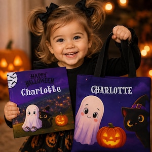 Może przedstawiać: Kwadratowa książka i torba z fioletowym motywem Halloween, przedstawiające białego ducha, czarnego kota w kapeluszu czarownicy oraz pomarańczową dynię. Oba przedmioty zawierają napis Happy Halloween oraz imię Charlotte wykonane białą czcionką.