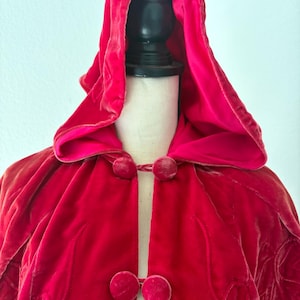 30s 40s Silk Velvet Hooded Cape | Rare Crimson Raspberry Evening Capelet | Velvet Covered Buttons | Silk Satin Lining | Art Deco | S M L