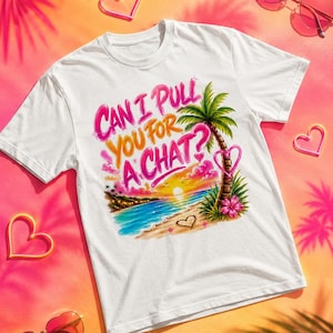 以下が含まれることがあります： ヤシの木、夕日、ビーチが描かれたカラフルなグラフィックと、「CAN I PULL YOU FOR A CHAT?」というピンクとオレンジの文字、そしてピンクのハート型の輪郭がプリントされた、半袖の白いTシャツ。