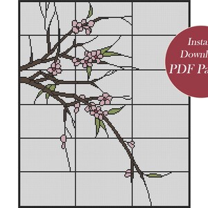 Op de afbeelding: Een kruissteekpatroon met een delicate tak met roze bloesems en groene bladeren. Het patroon wordt weergegeven op een rasterachtergrond. De tekst "Direct downloaden PDF-patroon" staat in een rode cirkel in de rechterbovenhoek.