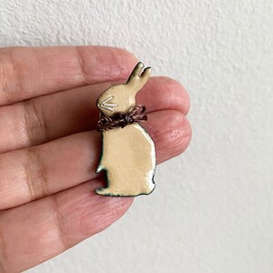 Handgemaakte emaille konijnenbrochespeld