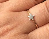 Zart und fein Gold Ring, Stern Stapelring, Silver Star Ring mit Gold gefüllt Bandring, Stern Schmuck, MIDI-Ring, Geschenk-Ideen für Sie