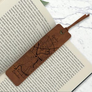 Lesezeichen mit Landkarte, Herz Bookmark mit zwei Maps, personalisiertes Leder Lesezeichen mit Name, Wohnorte auf Lesezeichen Fernbeziehung