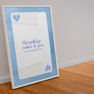 babyblauwe kunst aan de muur speelkaart print / motiverende esthetische citaat kunst aan de muur / hartenkoningin / esthetische inrichting appartement
