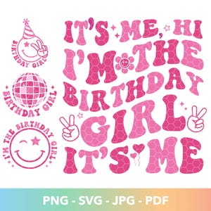 Puede incluir: Diseño gráfico rosa y blanco con el texto "It's Me, Hi I'm The Birthday Girl It's Me" en una fuente retro. El diseño incluye una bola de discoteca, un signo de paz y una cara sonriente.