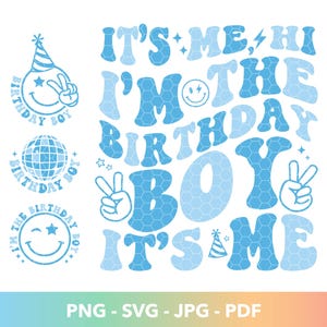 Op de afbeelding: Een verzameling blauwe verjaardagsafbeeldingen met de tekst "IT'S ME HI, I'M THE BIRTHDAY BOY, IT'S ME". Bevat een smiley met een feesthoed, een vredesteken, een discobal en de woorden "BIRTHDAY BOY".