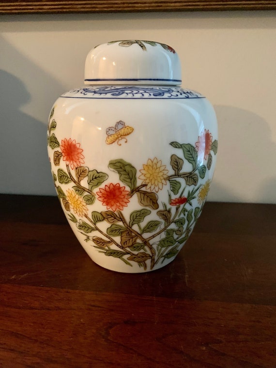 Blue & White Porcelain Ginger Jar - Chrysanthemum Design Blue & White Porcelain Ginger Jar - Chrysanthemum Design