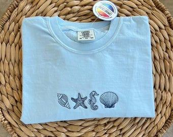 Camiseta de verano bordada con conchas, estrellas de mar y caballitos de mar / Camiseta playera con estética costera / Bordado minimalista de verano