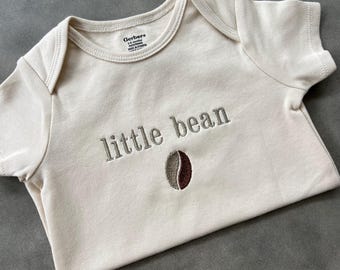 Baby Strampelanzug® mit bestickter Kaffeebohne: Neutralfarbener Body aus Bio-Baumwolle