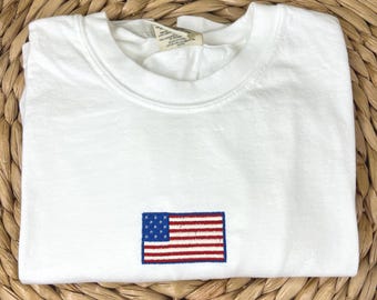 Camiseta bordada con la bandera estadounidense: estilo vintage, patriótica, regalo del 4 de julio, con bordado de bandera en un pequeño bolsillo.