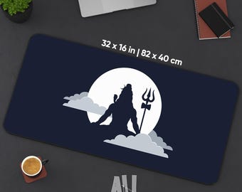 Elegante tappetino da scrivania con motivo guerriero tridente, tappetino per mouse esteso per decorazioni spirituali, ideale per giocatori e appassionati di mitologia.