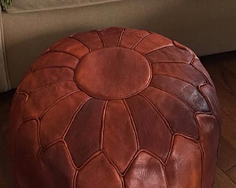 Marokkaanse leren poef – handgemaakte ronde poef, lichtbruine leren voetenbank, boho interieur.