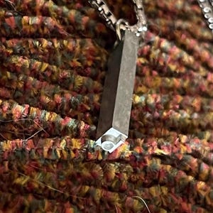 Collar con colgante de letra D o P, reutilizado de una imprenta de acero antigua. Joyas únicas y recicladas creadas, con cadena de caja de plata.