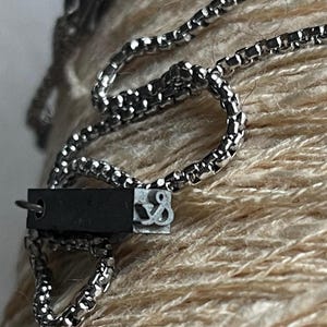 Collar único con símbolo "&", letras, números y signos de puntuación de prensa de Word en plata vintage. Hecho con una prensa de impresión reciclada, con cadena de caja.