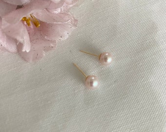 Classic and dainty minimalist fresh water pearl earring studs in 18k solid gold. Classic fine jewelry for everyday or special occasions