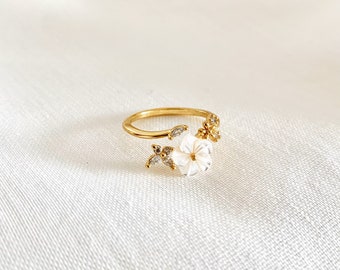 Ara ring in gold. Adjustable dainty floral ring. Dainty and pretty adjustable ring for everyday or special occasions. bridesmaids gift..