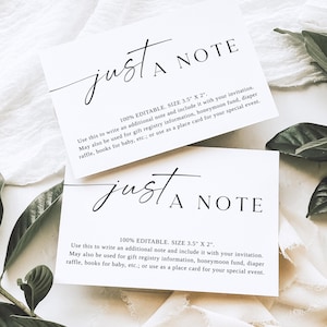 Puede incluir: Dos tarjetas blancas con las palabras "just a note" en elegante escritura negra. Las tarjetas miden 8,9 cm x 5,1 cm e incluyen texto sobre su uso para invitaciones, registros de regalos y tarjetas de lugar. Hojas verdes y tela blanca en el fondo.