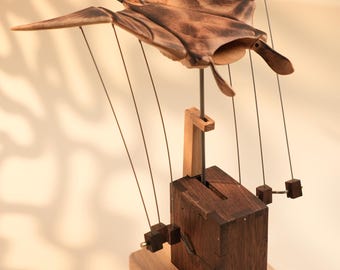 Mantarraya voladora autómata - Engranaje oculto, Figura de mantarraya, Escultura cinética de madera, Talla en madera, Regalo para amantes de las mantarrayas, Decoración oceánica para el hogar