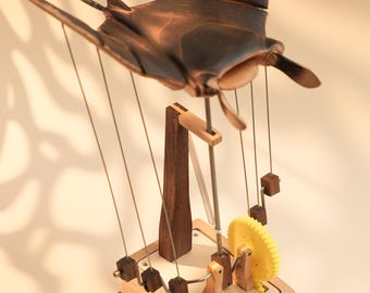 Autómata de manta raya voladora - Engranaje amarillo, Autómata de manta raya, Escultura cinética de manta raya, Escultura en movimiento, Talla de madera, Regalo de Navidad
