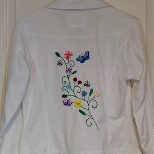 Embroidered vintage jacket, white women&#39;s small, embroidered butterflies, beaded flowers, bumble bees and swirling vine, textured buttons