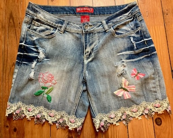 Embroidered Distressed Butterfly & Rose Jean Shorts: Elegant Rose Floral Lace Trim, size 13