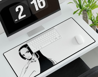 Puede incluir: Una alfombrilla de escritorio blanca con una ilustración en blanco y negro de una mujer con pelo largo y pendientes grandes. La alfombrilla tiene un borde negro y se muestra con un teclado, un ratón y un monitor de ordenador blancos.