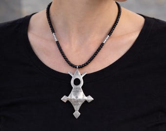 Vintage kleine Tuareg Kreuz Afrikanische Halskette 4,6 cm (1,81 in) Anhänger, 50 cm (19,7 in) Kette, Berber marokkanischen Schmuck, Leicht 10g