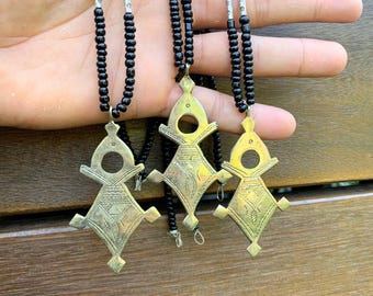 Handgefertigte Berber-Tuareg-Kreuzperlenkette: Afrikanisch-marokkanischer Ethno-Schmuck. Schneller Versand aus Europa.