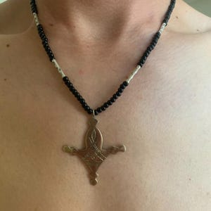 Handgefertigte Berber-Tuareg-Kreuzkette: Anhänger aus gravierter Metalllegierung, schwarze Perlen. Schneller Versand aus Europa. Bild 8