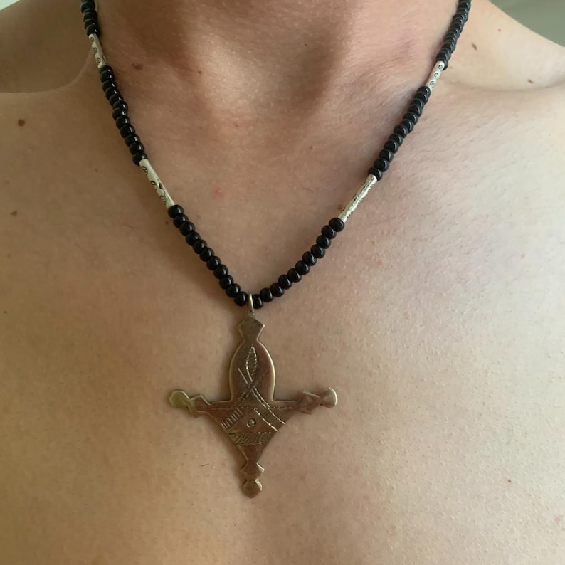 Handgefertigte Berber-Tuareg-Kreuzkette: Anhänger aus gravierter Metalllegierung, schwarze Perlen. Schneller Versand aus Europa. Bild 8