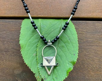 Handgefertigte Tuareg-Berber-Halskette: Marokkanischer Vintage-Anhänger aus afrikanischem Glas mit Perlen. Schneller Versand aus Europa.