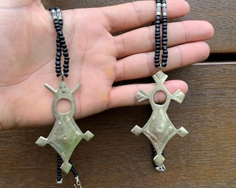 Handgefertigte Berber-Tuareg-Kreuzkette: Afrikanischer marokkanischer Ethno-Schmuck mit schwarzen Perlen. Schneller Versand aus Europa.