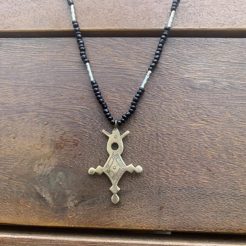 Handgefertigte Berber-Tuareg-Kreuzkette: Anhänger aus gravierter Metalllegierung, schwarze Perlen. Schneller Versand aus Europa. Bild 10