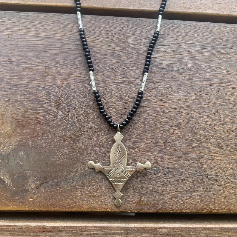 Handgefertigte Berber-Tuareg-Kreuzkette: Anhänger aus gravierter Metalllegierung, schwarze Perlen. Schneller Versand aus Europa. Bild 9