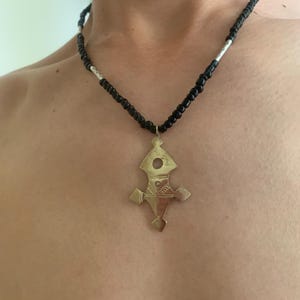 Tribal handgemaakte Toeareg-kruisketting – Authentieke Berber-Marokkaanse sieraden, gegraveerde tribale hanger met zwarte kralen, etnisch, uniseks cadeau