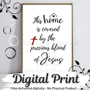 Może przedstawiać: Oprawiony wydruk cyfrowy z napisem "This home is covered by the precious blood of Jesus". Tekst jest czarną czcionką z czerwonym krzyżem. Słowa "Digital Print" znajdują się na dole.
