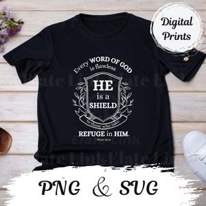 Puede incluir: Una camiseta negra con un diseño gráfico blanco que presenta un escudo con el texto "HE is a SHIELD to those who take REFUGE in HIM. - Prov 30:5".