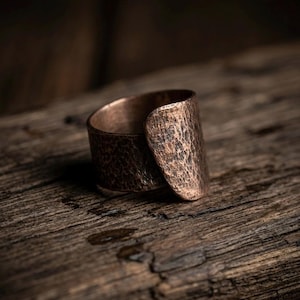 Hamrad kopparring | Kvartermästarens ring | Bred hantverksmässig justerbar ring | Rustika nordiska smycken | Tumring | 7-årsjubileum