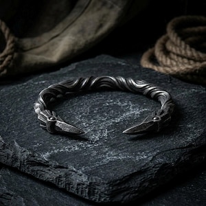 Viking raaf-manchetarmband | Twisted Steel Norse Torque heren | Odins vogelarmring | Nordic Navigator-polsband | Zware mythologische band